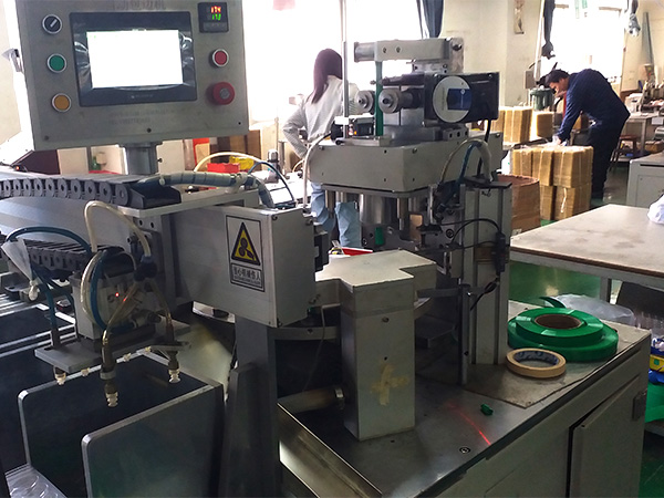 扣充電池自動包標機